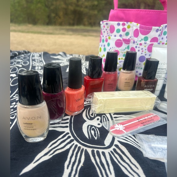 Avon Makeup Nail Bundle 5 Bottles Of Nail Polish And Nailhand